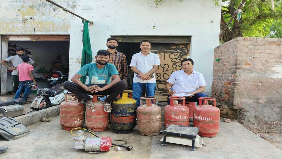 रसद विभाग की टीम ने दो स्थानों से जब्त किए आठ सिलेण्डर,घरेलू सिलेण्डरों की कर रहे थे अवैध रिफिलिंग