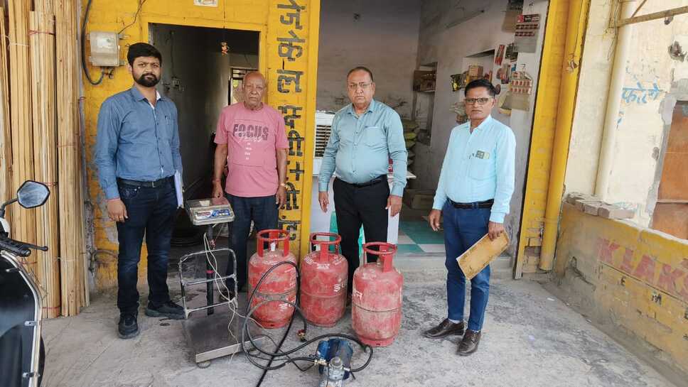 घरेलू गैस सिलेंडरों के दुरूपयोग रोकने के लिए कार्रवाई कर सामग्री की जब्त