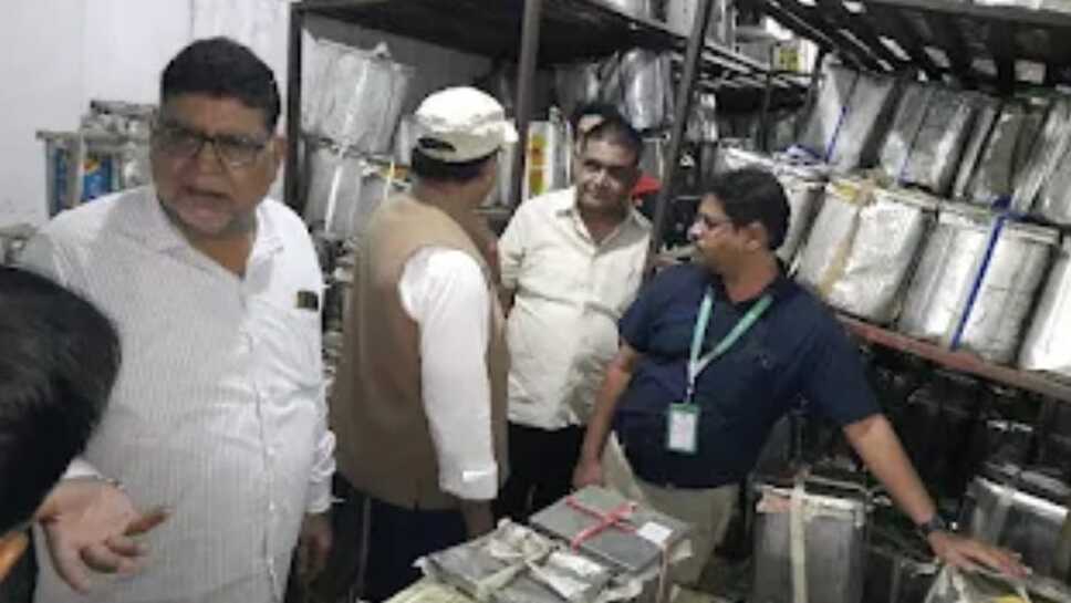 बीकानेर में आज खाद्य सुरक्षा दल ने कमला कॉलोनी के तीन कोल्ड स्टोरेज से 680 किलो सड़ा हुआ मावा नष्ट करवाया...पढ़े खबर