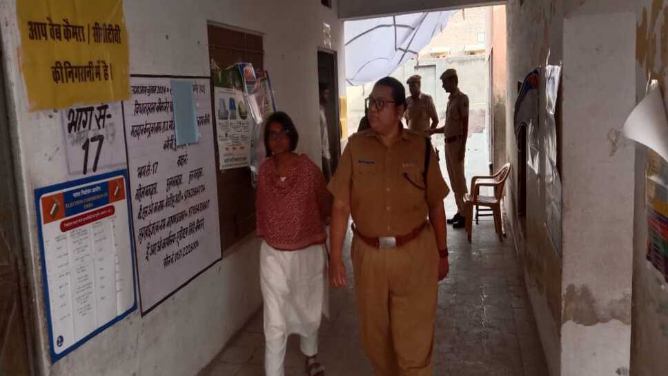 जिला निर्वाचन अधिकारी और पुलिस अधीक्षक ने देखे मतदान केंद्र