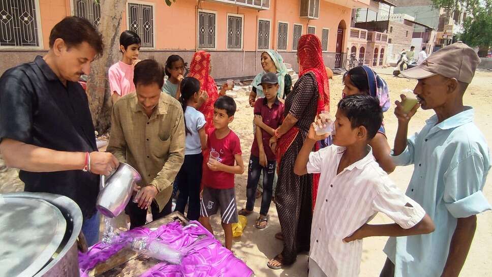 अभिनेत्री मिथिला पुरोहित का बीकानेर मेें सेवार्थ कार्य लगातार जारी , निर्जला एकादशी पर गन्नें के जूस का किया वितरण