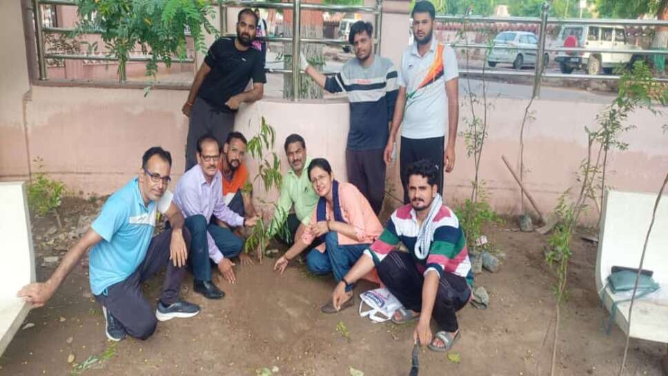 पौधारोपण अभियान: रेडियो डायग्नोसिस विभाग ने किया प्रकृति को समर्पित