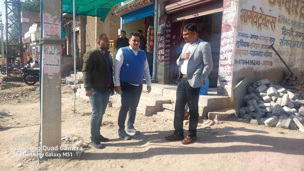 जिला कलेक्टर ने जयपुर रोड पर अतिक्रमण हटाने की कार्रवाई का किया निरीक्षण, दिए निर्देश