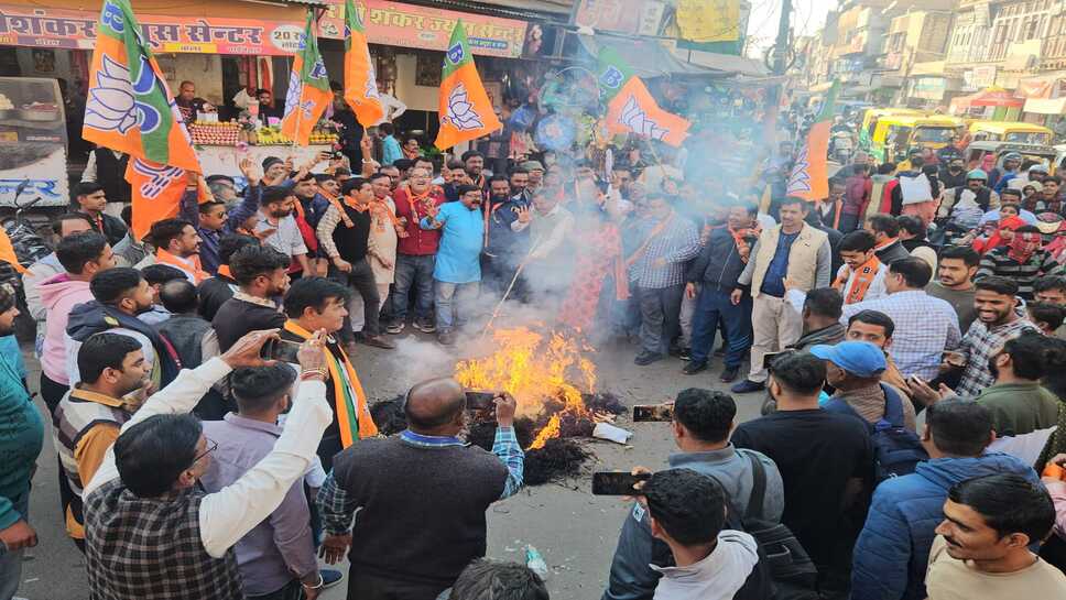 भाजपा नेताओ ने राज्यसभा सांसद धीरज साहू कापुतला फूंका, कांग्रेस सरकार रिश्वतखोरी और लूट की गारंटी देती है– अध्यक्ष