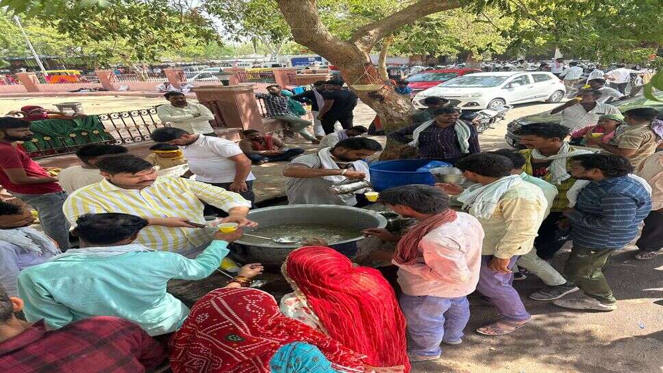निर्जला  एकादशी पर गर्मी से राहत के लिए युवाओं ने PBM परिसर में किया शीतल शरबत का वितरण