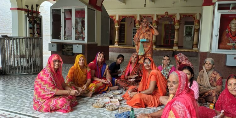 बीकानेर|पवित्र श्रावण मास के पावन अवसर पर नत्थूसर बास स्थित श्री नवलेश्वर मठ सिद्धपीठ श्री विवेकनाथ जी की बगेची में सवा लाख पार्थिव शिवलिंग निर्माण का भव्य अनुष्ठान जार