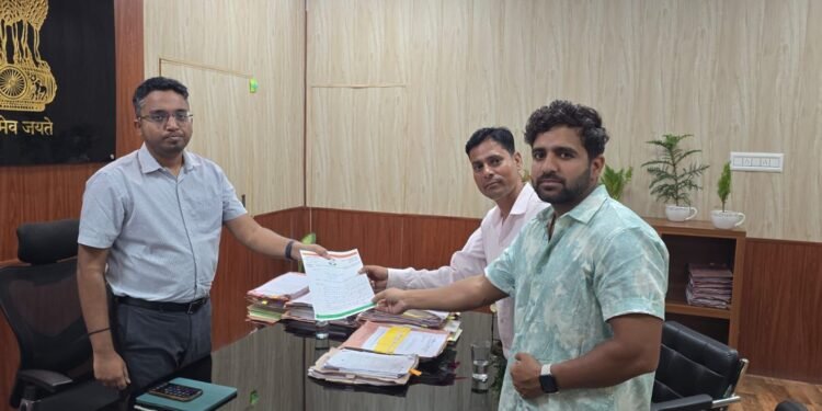 बीकानेर: नगर निगम आयुक्त से मिले निवर्तमान पार्षद प्रफुल्ल हाटीला, सफाई व निर्माण कार्यों पर जताई नाराजगी