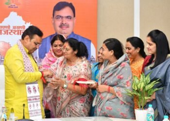 मुख्यमंत्री भजनलाल शर्मा को बीकानेर शहर अध्यक्ष सुमन छाजेड़ ने बांधी राखी