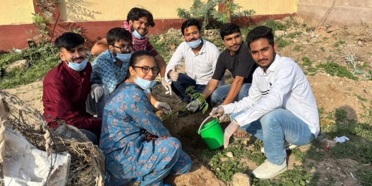 टीम “क्लीन कैप्सूल संडेज़ बीकानेर” का PBM अस्पताल में स्वच्छता व हरियाली अभियान
