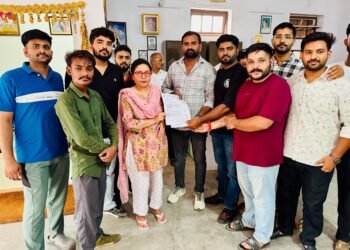 पैरामेडिकल स्टाफ भर्ती की मांग को लेकर विधायक सिद्धि कुमारी को सौंपा ज्ञापन”