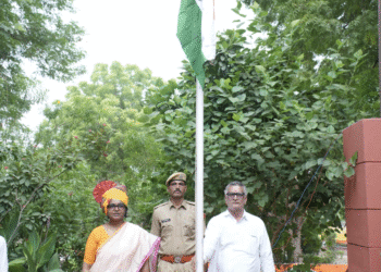 जिला कलेक्टर ने कलेक्ट्रेट, कलेक्टर आवास, बीडीए और निगम कार्यालय में किया ध्वजारोहण