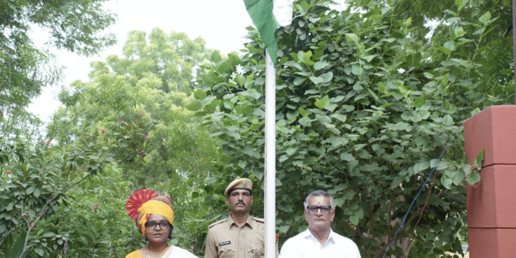 जिला कलेक्टर ने कलेक्ट्रेट, कलेक्टर आवास, बीडीए और निगम कार्यालय में किया ध्वजारोहण