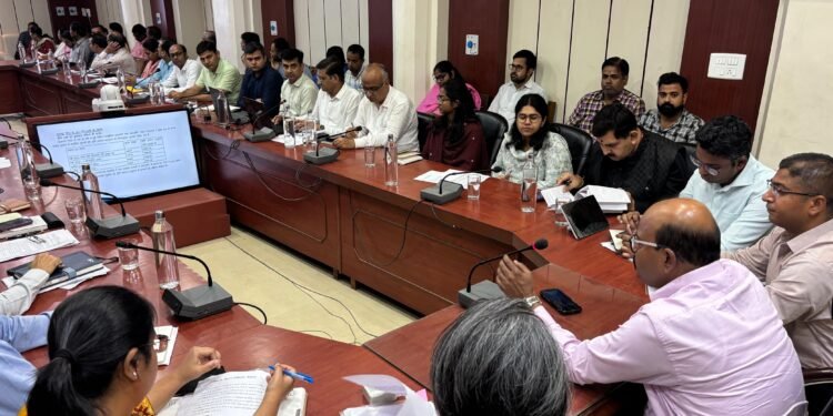 बीकानेर। जिला प्रभारी सचिव कृष्ण कुणाल ने शनिवार को कलेक्ट्रेट सभागार में विभागों की मैराथन बैठक लेकर अधिकारियों को कड़े निर्देश दिए