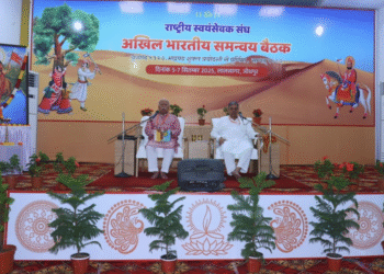 अ भा समन्वय बैठक में संघ शताब्दी व पंच परिवर्तन, सहित शिक्षा नीति तथा जनजातीय क्षेत्रों में सामाजिक विकास होंगे चर्चा के विषय    _भारत माता के चित्र के समक्ष पुष्पार्चन के साथ समन्वय बैठक आरम्भ_   जोधपुर 5 सितंबर ,  राष्ट्रीय स्वयंसेवक संघ एवं संघ प्रेरित संगठनों के अखिल भारतीय पदाधिकारियों की बैठक आरंभ हुई, प. पू. सरसंघचालक डॉ. मोहन भागवत और मा सरकार्यवाह दत्तात्रेय होसबाले जी द्वारा, आज प्रथम सत्र में भारत माता के चित्र के समक्ष पुष्पार्चन किया गया । तीन दिवसीय इस बैठक (5–7 सितम्बर) में 32 संगठनों के अखिल भारतीय पदाधिकारी भाग ले रहे हैं।  संगठन मंत्र के सामूहिक वाचन के साथ आरंभ हुई बैठक में संगठनों के अपने अपने क्षेत्रों में नये प्रयोगों का निवेदन हुआ इस बैठक में प्रमुख रूप से सभी 6 सहसरकार्यवाह तथा *विश्व हिंदू परिषद*  के अध्यक्ष आलोक कुमार ,संगठन मंत्री मिलिंद परांडे,  *राष्ट्र सेविका समिति* की प्रमुख संचालिका शांता अक्का, प्रमुख कार्यवाहिका ए. सीता गायत्री *अखिल भारतीय विद्यार्थी परिषद*  के अध्यक्ष डॉ. राजशरण शाही, संगठन मंत्री आशीष चौहान, *सक्षम* के अध्यक्ष डॉ. दयाल सिंह पवार, संगठन मंत्री चंद्रशेखर, *पूर्व सैनिक सेवा परिषद* के अध्यक्ष ले. जनरल विष्णु कांत चतुर्वेदी, *भारतीय जनता पार्टी* के अध्यक्ष जगत प्रकाश नड्डा, संगठन मंत्री बी.एल. संतोष, *वनवासी कल्याण आश्रम* के अध्यक्ष सत्येंद्र सिंह, संगठन मंत्री अतुल जोग, *सीमा जागरण मंच* के संयोजक मुरलीधर इस समय में बैठक में सहभागी हो रहे हैं   बैठक परिसर में 500 वर्ष पूर्व औपनिवेशिकता के विरुद्ध भारतीय महिलाओं के संघर्ष की प्रति मूर्ति *रानीअबक्का द्वार और *हल्दीघाटी द्वार* के माध्यम से सभागार में प्रवेश की रचना की गई है साथ ही भक्तिमति *मीरा बाई,* खेजड़ली के पर्यावरण बलिदानी *अमृता देवी,* की सुंदर रंगोली से सज्जा की गई है             समन्वय बैठक में वर्षभर के कार्यों एवं उनके अनुभवों का आदान-प्रदान किया जाएगा। साथ ही, पंच परिवर्तन (सामाजिक समरसता, कुटुंब प्रबोधन, पर्यावरण अनुकूल जीवन, स्व आधारित रचना, नागरिक कर्तव्य पालन), संघ शताब्दी वर्ष के कार्यक्रमों तथा राष्ट्रीय शिक्षा नीति 2020 के प्रयासों पर चर्चा होगी।                अनुभवों के आदान-प्रदान, दिशा-निर्धारण और सुझावों एवं  समन्वय के उद्देश्य से जोधपुर में आयोजित यह बैठक 7 सितंबर को समाप्त होगी   सुनील आंबेकर  अ भा प्रचार प्रमुख ,  राष्ट्रीय स्वयंसेवक संघ
