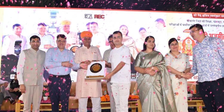 एडवोकेट अनिल सोनी को मिला सामाजिक विधि सलाहकार सम्मान, स्वर्णकार समाज ने किया सम्मानित
