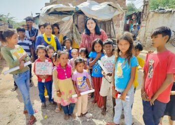 अंतरराष्ट्रीय बालिका दिवस पर कच्ची बस्ती में शिक्षा जागरूकता कार्यक्रम आयोजित”