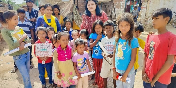 अंतरराष्ट्रीय बालिका दिवस पर कच्ची बस्ती में शिक्षा जागरूकता कार्यक्रम आयोजित”
