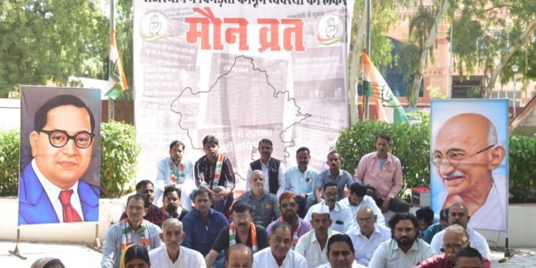 राजस्थान में बिगड़ती कानून व्यवस्था को लेकर कांग्रेस नेताओं का गांधी प्रतिमा के सामने मौन व्रत