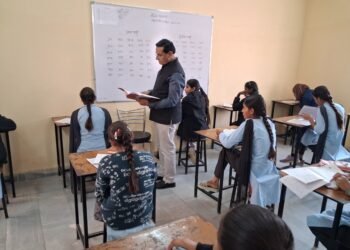 शिक्षा निदेशक श्री जाट ने विभिन्न स्कूलों का किया निरीक्षण, परीक्षा कार्य गंभीरता से नहीं करने पर दो शिक्षकों को नोटिस के निर्देश
