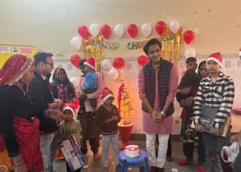 कैंसर पीड़ित बच्चों के साथ क्रिसमस मनाकर भावुक हुए युवा नेता मुदित खजांची