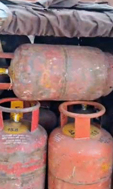 रसद विभाग की कार्रवाई वाहन सहित 28 घरेलू गैस सिलेंडर जब्त, अवैध परिवहन पर कार्रवाई