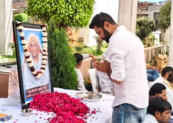 नेता प्रतिपक्ष टीकाराम जूली की माताजी को कांग्रेस नेता रोहित गहलोत ने दी श्रद्धांजलि