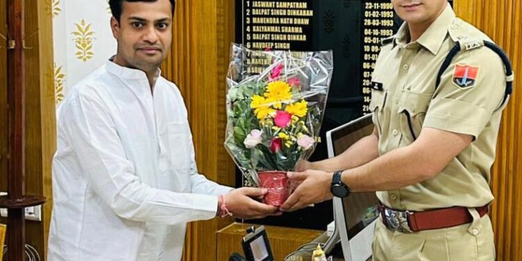 पुलिस अधीक्षक मुदुल कच्छवा का किया अभिनंदन, ट्रस्ट प्रतिनिधियों ने की शिष्टाचार भेंट