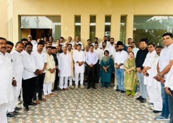 निवर्तमान जिला कलेक्टर नम्रता वृष्णि व जिला परिषद के पूर्व सीईओ सोहनलाल चौधरी का किया अभिनंदन