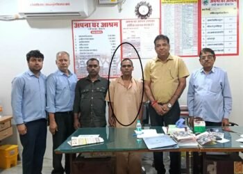 बीकानेर: अपना घर आश्रम में भाई से मिला बिछड़ा भाई, भावुक कर देने वाला मिलन