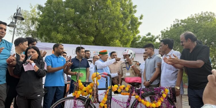 विश्व साइकिल दिवस पर अर्जुन राम मेघवाल ने चलाई साइकिल, फिटनेस और पर्यावरण संरक्षण का दिया संदेश