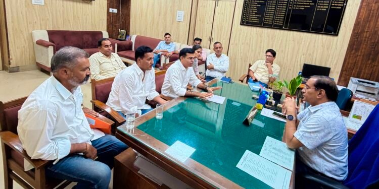 पीबीएम अस्पताल की व्यवस्था पर कांग्रेस द्वारा गठित निगरानी समिति ने 10 सूत्रीय मांगों पर की अधीक्षक से समीक्षा वार्ता