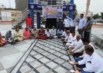 बीकानेर में कांग्रेस का ‘चुल्लू भर पानी में डूब मरो’ प्रदर्शन, केंद्र सरकार के खिलाफ लगाए नारे