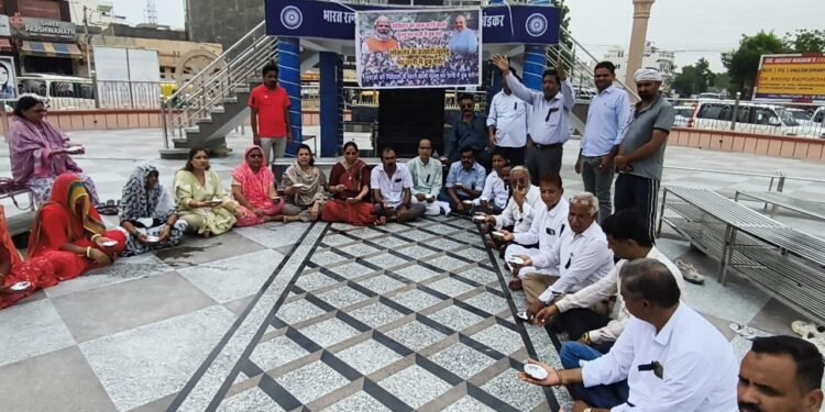 बीकानेर में कांग्रेस का ‘चुल्लू भर पानी में डूब मरो’ प्रदर्शन, केंद्र सरकार के खिलाफ लगाए नारे