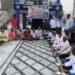 बीकानेर में कांग्रेस का ‘चुल्लू भर पानी में डूब मरो’ प्रदर्शन, केंद्र सरकार के खिलाफ लगाए नारे