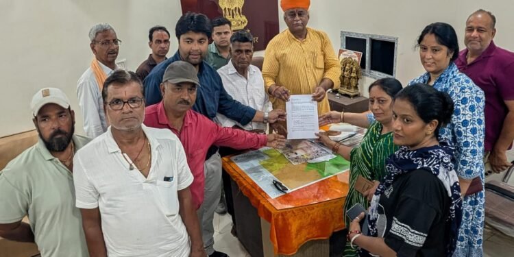 मीठे पेयजल की मांग को लेकर तीन कॉलोनियों के निवासियों ने विधायक श्री जेठानंद जी व्यास को सौंपा ज्ञापन