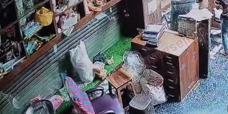 बीकानेर: सोनगिरी कुआं इलाके में भुजिया दुकान का ताला तोड़ चोरी, CCTV में कैद हुए बदमाश