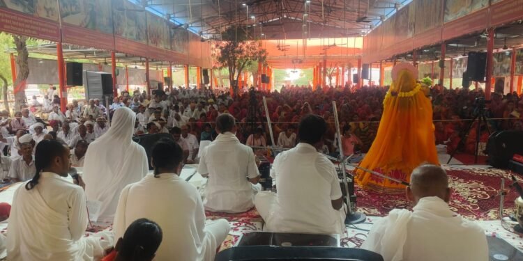 मुरली मनोहर धोरा पर चातुर्मास कार्यक्रम: पद रत्नाकर गायन में गूंजे श्री राधा जी के जन्मोत्सव के बधाई पद