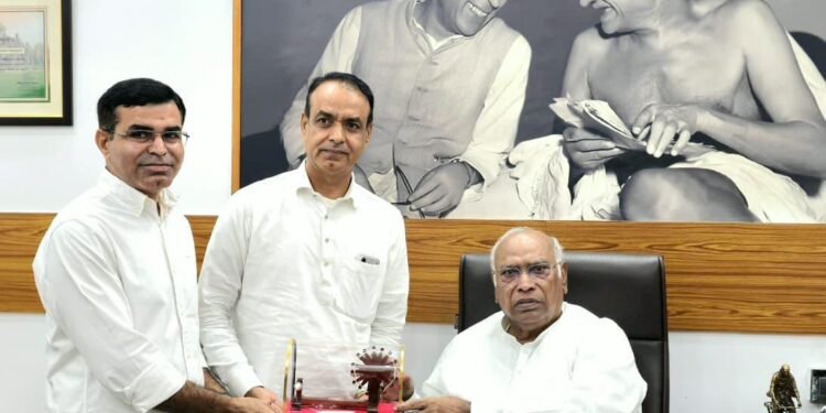 खड़गे से मिले बीकानेर देहात कांग्रेस अध्यक्ष बिशनाराम सियाग, संगठन और जिले की राजनीति पर हुई चर्चा
