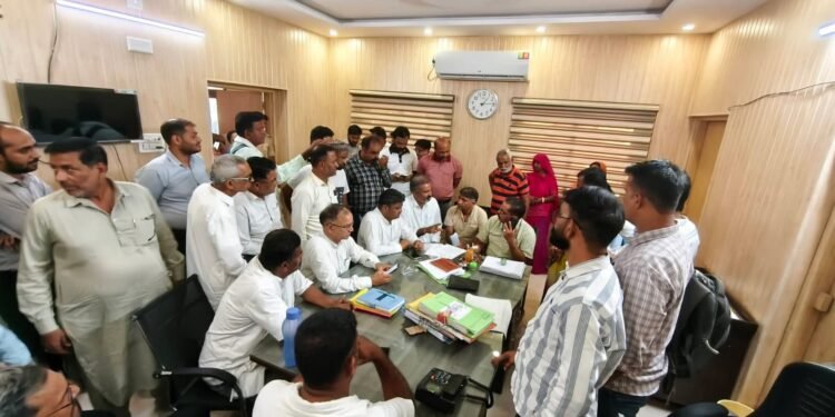 चौतिना कुआं क्षेत्र में 50 साल पुरानी पाइपलाइन से पेयजल संकट, कांग्रेस ने SE को सौंपा ज्ञापन