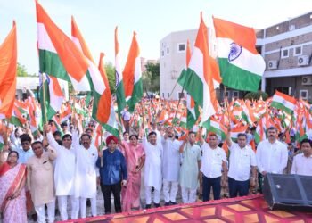 बाफना स्कूल में तीन हजार से अधिक विद्यार्थियों को बांटे तिरंगे, गूंजा देशभक्ति का संदेश