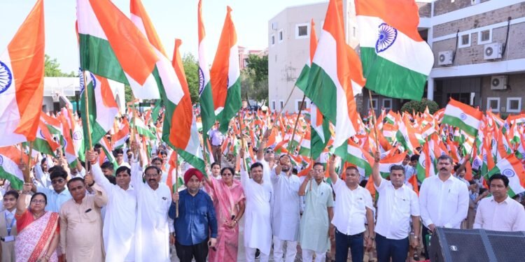 बाफना स्कूल में तीन हजार से अधिक विद्यार्थियों को बांटे तिरंगे, गूंजा देशभक्ति का संदेश