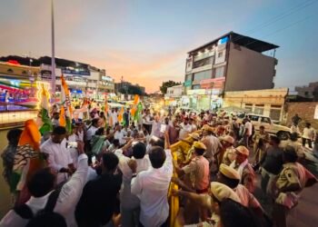हल्द्वानी घटना के विरोध में कांग्रेस का विरोध मार्च, पुलिस ने रोका तो सड़क पर बैठकर किया सत्याग्रह