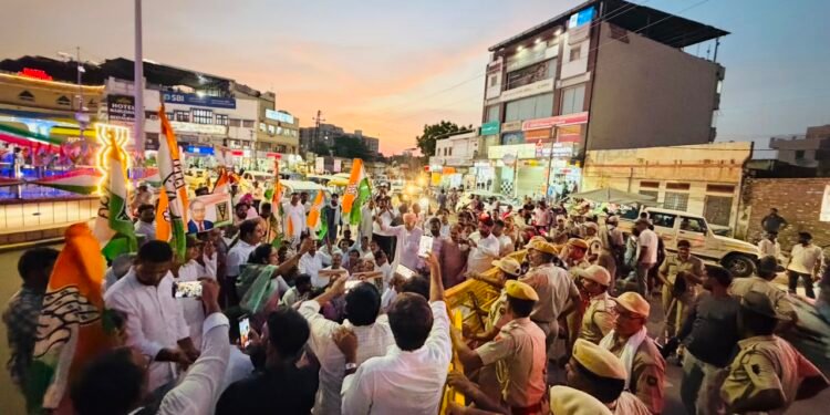 हल्द्वानी घटना के विरोध में कांग्रेस का विरोध मार्च, पुलिस ने रोका तो सड़क पर बैठकर किया सत्याग्रह