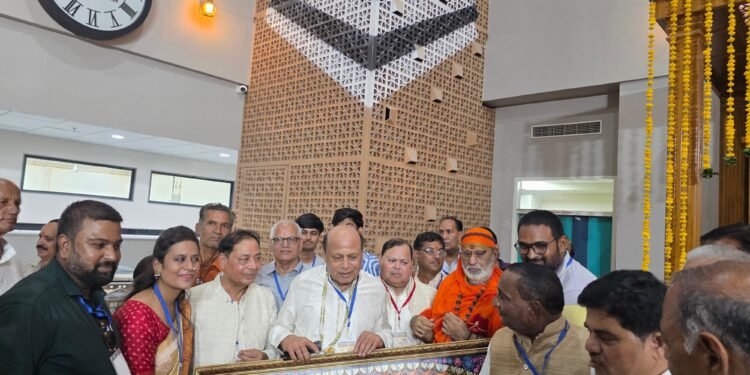 CS प्रोफेशनल से मंडला आर्टिस्ट बनीं पूजा पेड़ीवाल, CM मूंधड़ा मेमोरियल हॉस्पिटल को भेंट की डॉट मंडला पेंटिंग