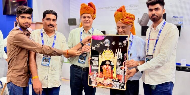 दिल्ली के इंडियन डीजे एक्सपो में बीकानेर की संस्कृति की झलक, लक्ष्मी स्पीकर्स के पुरोहित परिवार ने आहूजा परिवार का किया स्वागत