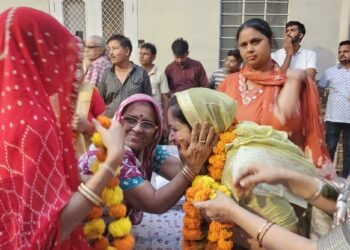 वार्ड no 72 की स्वतंत्र प्रत्याशी निशा अनादि पारीक के समर्थन में आयोजित सर्व समाज सम्मान समारोह में हुआ भाव विभोर स्वागत