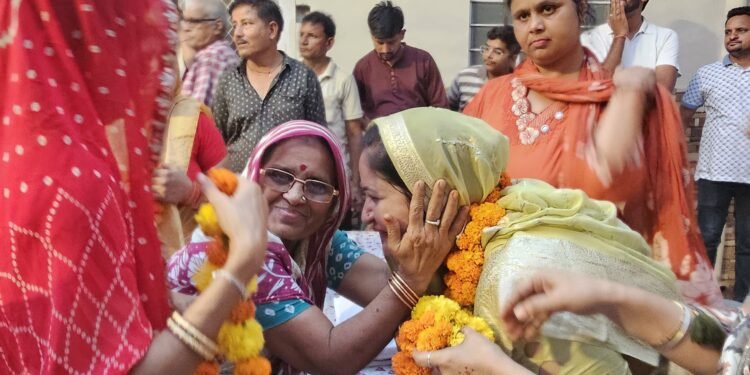 वार्ड no 72 की स्वतंत्र प्रत्याशी निशा अनादि पारीक के समर्थन में आयोजित सर्व समाज सम्मान समारोह में हुआ भाव विभोर स्वागत