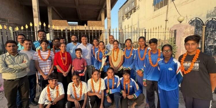 राज्य स्तरीय अंडर-19 छात्रा क्रिकेट में बीकानेर की बेटियों ने जीता स्वर्ण पदक, सब फाउंडेशन ने किया भव्य स्वागत