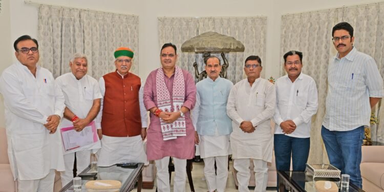 बीकानेर जिले की पंचायत एवं जिला परिषद चुनावों को लेकर मुख्यमंत्री निवास पर महत्वपूर्ण बैठक