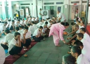 अपना घर आश्रम में अल्पाहार वितरण कर पंजाबी बिरादरी सेवा ट्रस्ट ने दिया सेवाभाव का संदेश